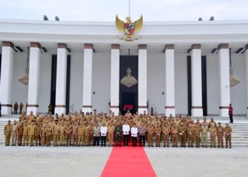 Bupati Humbahas, Dosmar Banjarnahor, SE, menghadiri pengarahan yang disampaikan Presiden Republik Indonesia, Joko Widodo kepada para gubernur, bupati, dan wali kota, di Istana Negara, Ibu Kota Nusantara, Provinsi Kalimantan Timur, pada Selasa (13/8/2024).