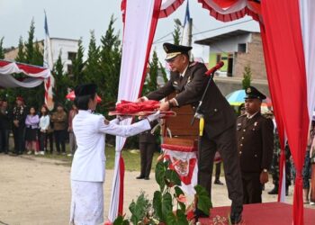 Kajari Humbahas, Dr Noordien Kusumanegara, SH, MH, bertindak sebagai inspektur upacara (Irup) penurunan Bendera Merah Putih, di Lapangan Merdeka Doloksanggul, Sabtu (17/8/2024).