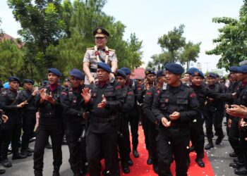 Komjen Pol Agung Setya Imam Effendi, pamit meninggalkan Mapolda Sumut, Jumat (2/8/2024) siang.