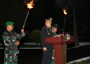 Kapolres Pematangsiantar, AKBP Yogen Heroes Baruno, SH, SIK, bertindak sebagai inspektur upacara dalam pelaksanaan upacara kehormatan dan renungan suci, di Taman Makam Pahlawan (TMP) Nagur Kota Pematangsiantar, pada Jumat malam (16/8/2024), pukul 00.00 WIB.