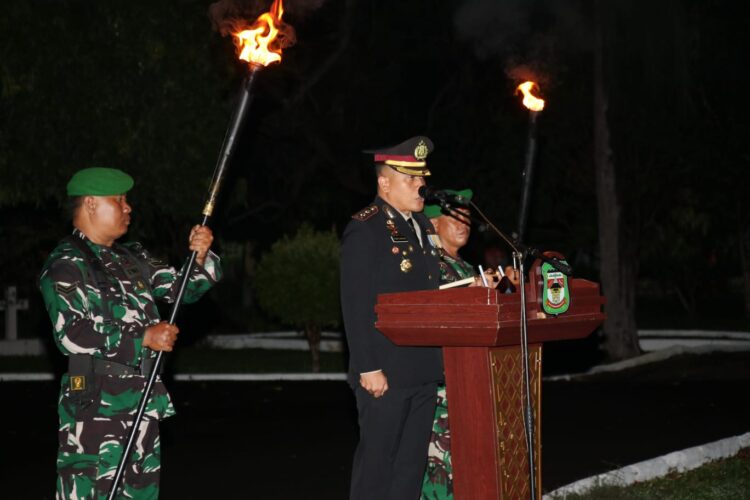 Kapolres Pematangsiantar, AKBP Yogen Heroes Baruno, SH, SIK, bertindak sebagai inspektur upacara dalam pelaksanaan upacara kehormatan dan renungan suci, di Taman Makam Pahlawan (TMP) Nagur Kota Pematangsiantar, pada Jumat malam (16/8/2024), pukul 00.00 WIB.