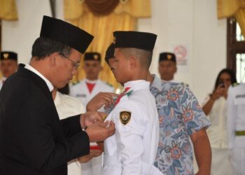 Bupati Humbahas, Dosmar Banjarnahor, SE, mengukuhkan Pasukan Pengibar Bendera Pusaka (Paskibraka), di Pendopo Perkantoran Bukit Inspirasi Doloksanggul, Kamis (15/8/2024).