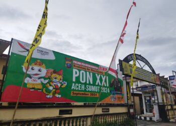 Sukseskan PON XXI Aceh-Sumut 2024, Jajaran Polsek Polres Pematangsiantar pasang spanduk, Rabu (28/8/2024).