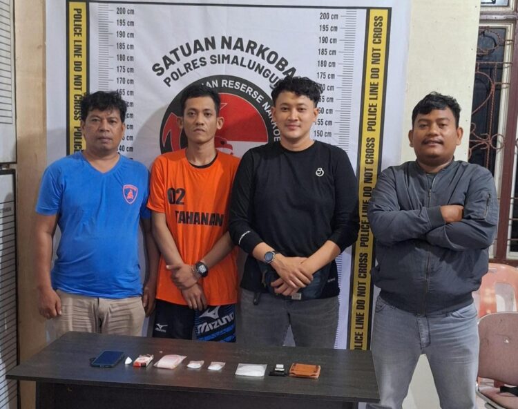 Foto tersangka dan barang bukti saat diperlihatkan Polisi.