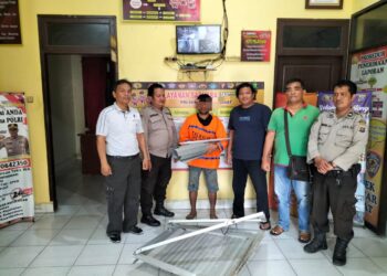 Foto pelaku dan barang bukti diamankan Polsek Siantar Barat.