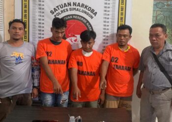 Foto ketiga tersangka menunjuk barang bukti.