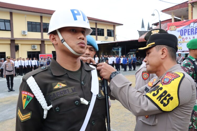 Kapolres Pematangsiantar, AKBP Yogen Heroes Baruno, SH, SIK,memasang pita tanda Ops Hatra Toba Tahun 2024 kepada perwakilan personil peserta Ops Hatra Toba 2024.