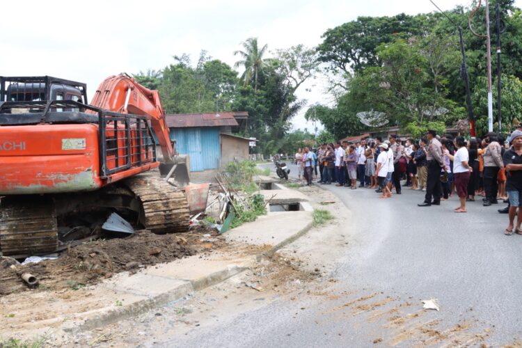 Polres Pematagsiantar amankan eksekusi objek tanah dan bangunan di lingkungan Labuang, jalan Cornel Simanjuntak, Senin (05/08/2024), mulai pukul 09.00 WIB.
