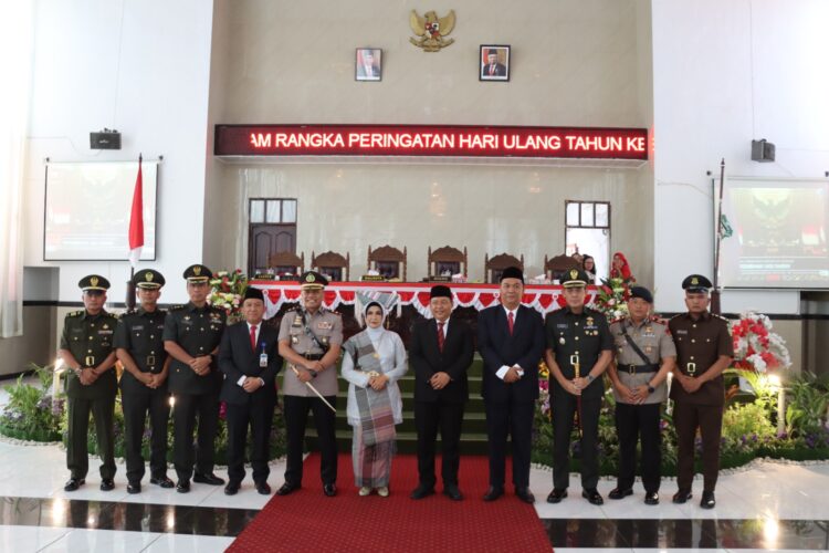 Foto bersama disela kegiatan.