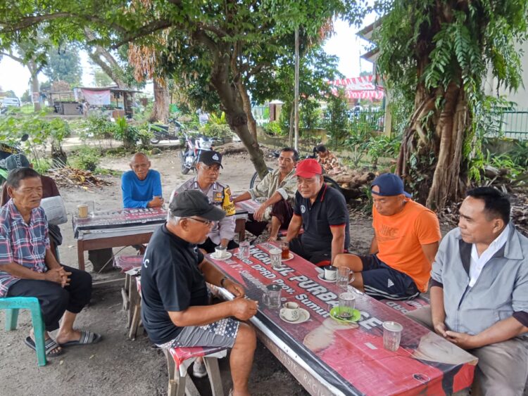 Bhabinkamtibmas Polsek Siantar Marihat, Kelurahan Suka Maju, Aipda Adilman Manalu, melaksanakan cooling system, silaturahmi bersama masyarakat binaannya, Rabu (14/8/2024).