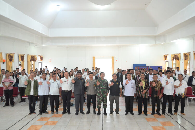 Foto bersama disela kegiatan.