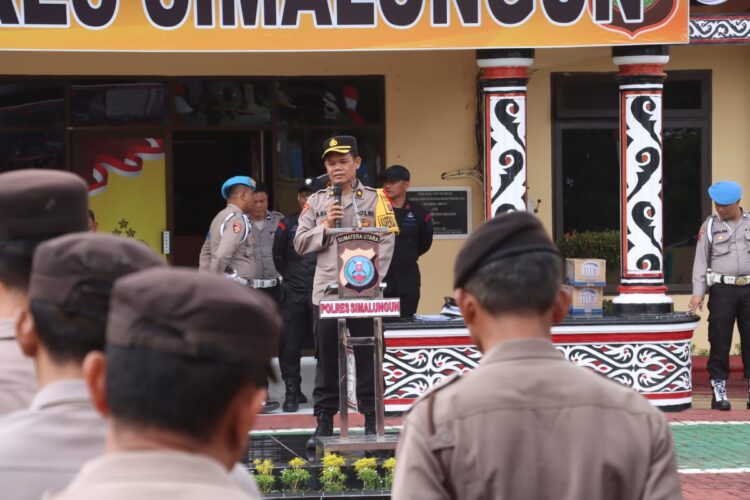 Kepala Bagian Operasi (Kabag OPS) Polres Simalungun, Kompol Martua Manik, SH, MH memimpin pelatihan Sispam Kota Kontijensi.