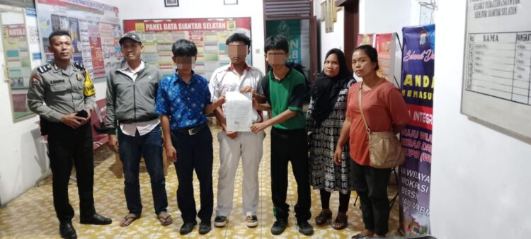 Polsek Siantar Selatan berhasil mengamankan pelajar yang akan tawuran antar pelajar dari jalan Pane, Kelurahan Karo, Kecamatan Siantar Selatan, menuju SMK Sw. Cinta Rakyat, di Jl. Melanthon Siregar, pada Rabu (31/7/2024), sekira pukul 14. 30 WIB.