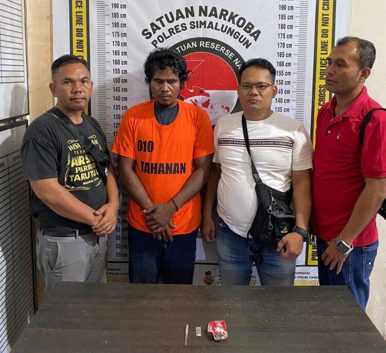 Foto tersangka dan barang bukti yang diamankan Satuan Reserse Narkoba Polres Simalungun.