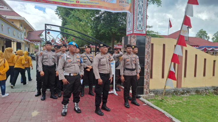 Sat Samapta Polres Simalungun mengamankan pendaftaran Bupati dan Wakil Bupati Simalungun, di Kantor KPU Simalungun, pada Kamis (29/8/2024).
