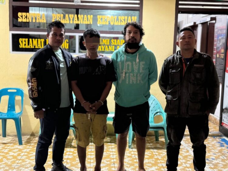 Foto pelaku pencurian saat diapit petugas kepolisian di Polsek Siantar Selatan.