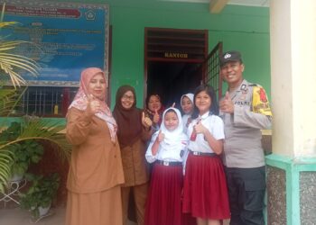 Bhabinkamtibmas Kelurahan Simarito, Bripka Edward M.T Sitompul, melaksanakan sambang di Sekolah Dasar (SD) jalan Singosari, Kelurahan Bantan, Kecamatan Siantar Barat, Kota Pematangsiantar, pada Selasa (20/8/2024) pagi, sekitar pukul : 10.15 WIB.