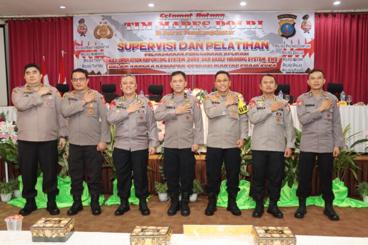 Foto bersama disela kegiatan.