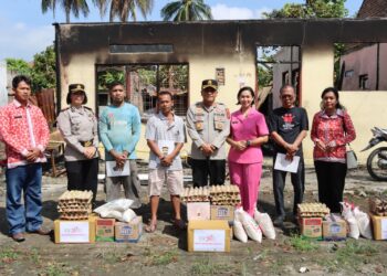 Foto bersama usai menyerahkan bantuan.