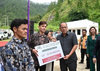 Bupati Humbahas, Dosmar Banjarnahor, SE, turut menyerahkan beasiswa CSR (Corporate Social Responsibility) 2024 secara simbolis kepada 7 mahasiswa yang merupakan warga Kecamatan Baktiraja, Jumat (23/8/2024), bertempat di PT Bakara Energi Lestari Aek Silang Baktiraja.