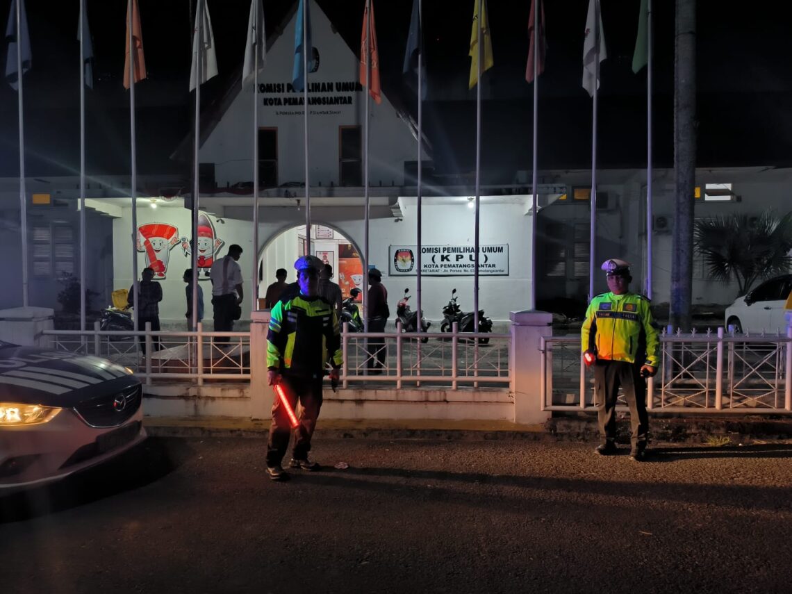 Sat Lantas Polres Pematangsiantar intensifkan Blue Light Patrol  (BLP), di Kantor KPU, Jalan Porsea, Kelurahan Teladan, Kecamatan Siantar Barat, Kota Pematangsiantar, pada Kamis (22/8/2024).