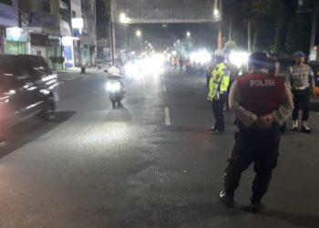Polres Pematangsiantar gelar Blue Light Patrol hingga dini hari.