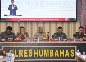 Kapolres Humbahas, AKBP Hary Ardianto, SH, SIK, MH, membuka Rapat Koordinasi Lintas Sektoral Operasi “Mantap Praja Toba – 2024”, di Aula DP Silitonga Polres Humbahas, Tapian Nauli Lintongnihuta, Selasa (13/8/2024).