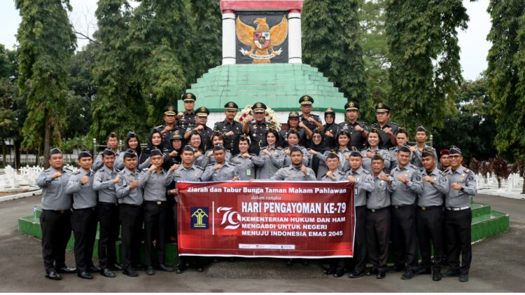 Lembaga Pemasyarakatan (Lapas) Kelas IIA Pematangsiantar bersama Lapas Narkotika Kelas IIA Pematangsiantar dan Kantor Imigrasi Pematangsiantar menggelar upacara ziarah dan tabur bunga, di Taman Makam Pahlawan Kota Pematangsiantar, Jum’at (09/08/2024).