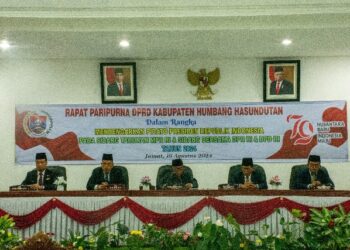 Bupati Humbahas, Dosmar Banjarnahor, SE, mendengarkan pidato kenegaraan Presiden Republik Indonesia dalam rangka memperingati HUT ke-79 kemerdekaan RI Tahun 2024 di Ruang Rapat Paripurna DPRD Kabupaten Humbang Hasundutan, Jumat (16/8/2024).