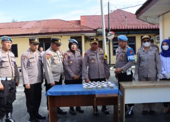 Propam Polda Sumut test urine 29 orang personil Polres Pematangsiantar, pada Rabu (21/8/2024), di lapangan apel Polres Pematangsiantar.