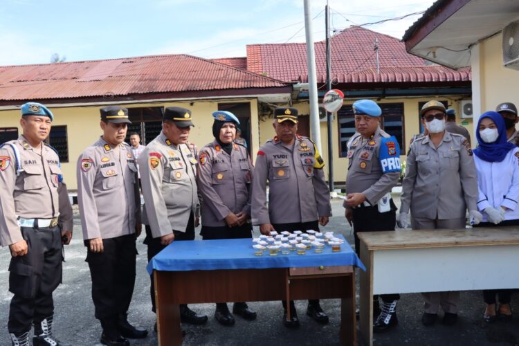 Propam Polda Sumut test urine 29 orang personil Polres Pematangsiantar, pada Rabu (21/8/2024), di lapangan apel Polres Pematangsiantar.