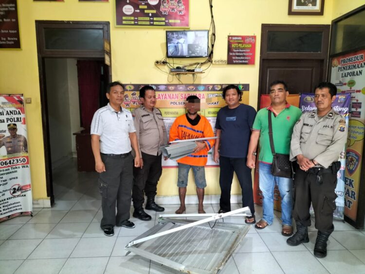 Foto pelaku dan barang bukti diamankan Polsek Siantar Barat.