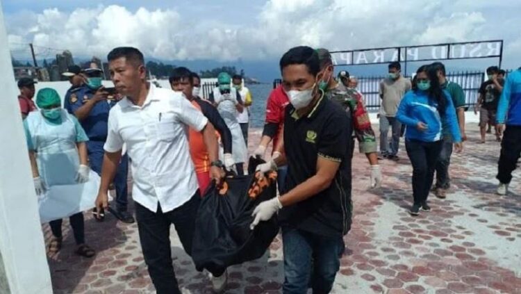 Petugas mengevakuasi mayat korban tenggelam di perairan Danau Toba. (Foto: Dok Pos SAR Parapat)