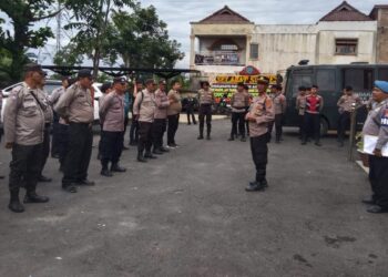 Polres Simalungun menggelar pengamanan intensif selama aksi unjuk rasa yang digelar oleh Aliansi Gerakan Masyarakat Tutup TPL, di depan Kantor Pengadilan Negeri Simalungun, pada Selasa (20/8/2024).