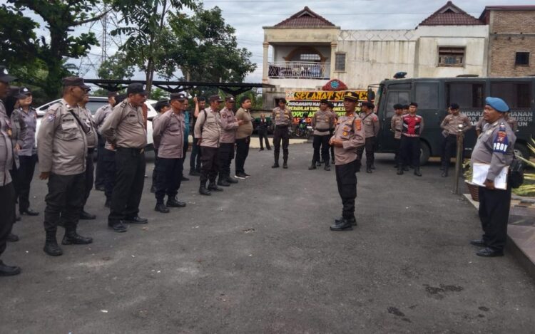 Polres Simalungun menggelar pengamanan intensif selama aksi unjuk rasa yang digelar oleh Aliansi Gerakan Masyarakat Tutup TPL, di depan Kantor Pengadilan Negeri Simalungun, pada Selasa (20/8/2024).