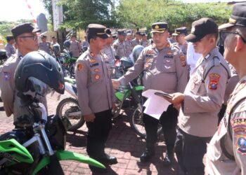 Kapolres Simalungun, AKBP Choky Sentosa Meliala, S.I.K., S.H., M.H, mengecek kendaraan dinas, di Lapangan Apel Mako Polres Simalungun, Senin (12/8/2024).