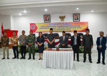 Foto bersama usai rapat paripurna DPRD Humbahas.