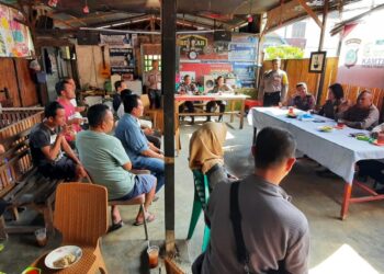 Polres Pematangsiantar melaksanakan Curhat Kamtibmas dengan masyarakat, di Warkop Pak Baim, Jl. Pematang, Kelurahan Simalungun, Kecamatan Siantar Selatan, Kota Pematangsiantar, pada Rabu (7/8/2024), sekitar pukul 08.30 WIB.