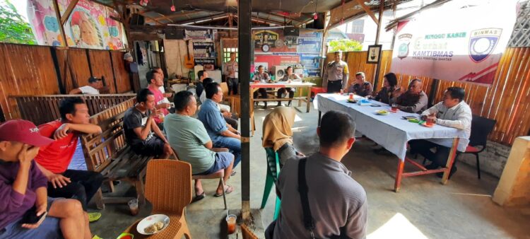 Polres Pematangsiantar melaksanakan Curhat Kamtibmas dengan masyarakat, di Warkop Pak Baim, Jl. Pematang, Kelurahan Simalungun, Kecamatan Siantar Selatan, Kota Pematangsiantar, pada Rabu (7/8/2024), sekitar pukul 08.30 WIB.