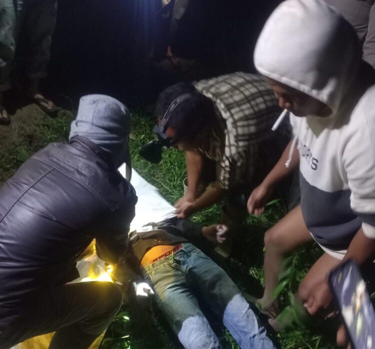 Polsek Sidamanik mengevakuasi korban tewas gantung diri di Ladang Kesatu Bah Bintoran Bawah Bonan Dolok, Nagori Jorlang Huluan, Kecamatan Pam Sidamanik, Kabupaten Simalungun.