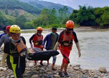 Petugas SAR saat mengevakuasi Jemput Paulus Tarigan (30) pendulang emas yang ditemukan tewas di aliran Sungai Lau Renun, Kabupaten Dairi, Sumatra Utara, Kamis (15/8/2024) pagi. (Foto: Ist)