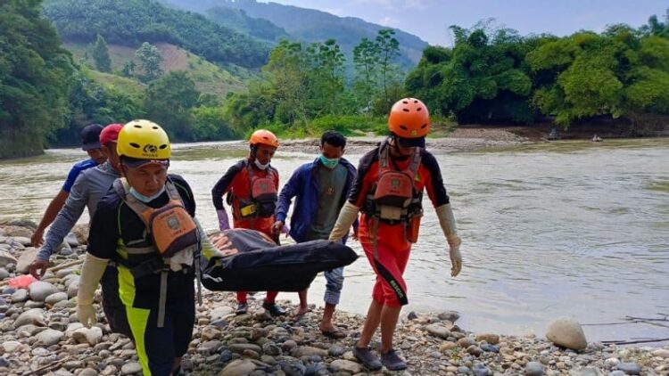 Petugas SAR saat mengevakuasi Jemput Paulus Tarigan (30) pendulang emas yang ditemukan tewas di aliran Sungai Lau Renun, Kabupaten Dairi, Sumatra Utara, Kamis (15/8/2024) pagi. (Foto: Ist)