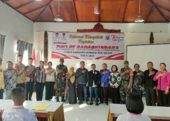 Foto bersama disela kegiatan.