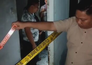 Polisi olah TKP Sepasang kekasih, Muhammad Reza dan Suci Rahmayanti terbakar di kamar kos, Jalan Bunga A, Kota Medan, Sumut. (Foto: Ahmad Ridwan Nasution).