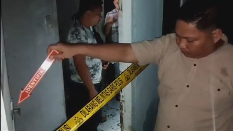 Polisi olah TKP Sepasang kekasih, Muhammad Reza dan Suci Rahmayanti terbakar di kamar kos, Jalan Bunga A, Kota Medan, Sumut. (Foto: Ahmad Ridwan Nasution).