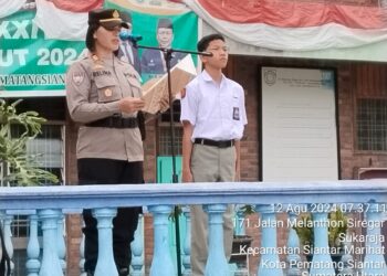 Kapolsek Siantar Marihat, AKP Relina Lumban Gaol, S.Sos, hadir menjadi pembina upacara, di SMK Cinta Rakyat, pada Senin (12/8/2024) pagi lalu, sekira pukul 07.30 WIB.