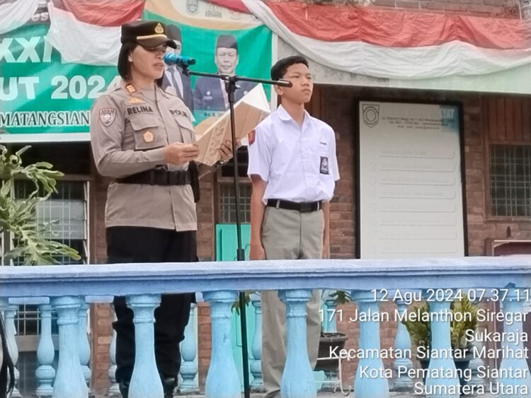 Kapolsek Siantar Marihat, AKP Relina Lumban Gaol, S.Sos, hadir menjadi pembina upacara, di SMK Cinta Rakyat, pada Senin (12/8/2024) pagi lalu, sekira pukul 07.30 WIB.