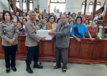 Wakapolres Pematangsiantar, Kompol Ahmad Wahyudi, SH, bersama personil Sat Binmas, melaksanakan Minggu Kasih Curhat Kamtibmas kepada jemaat Gereja HKBP, di Jalan Gereja, Kelurahan Kristen, Kecamatan Siantar Selatan, Kota Pematangsiantar, pada Minggu (11/8/2024).