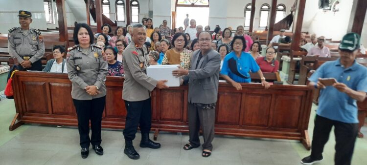 Wakapolres Pematangsiantar, Kompol Ahmad Wahyudi, SH, bersama personil Sat Binmas, melaksanakan Minggu Kasih Curhat Kamtibmas kepada jemaat Gereja HKBP, di Jalan Gereja, Kelurahan Kristen, Kecamatan Siantar Selatan, Kota Pematangsiantar, pada Minggu (11/8/2024).