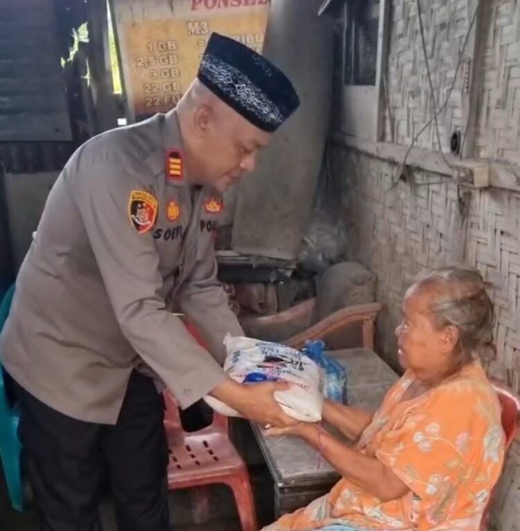 Kapolsek Perdagangan, AKP Ibrahim Sopi, SH,salurkan bantuan sembako dalam kegiatan Jumat Barokah, pada Jumat (23/8/2024), di rumah salah seorang warga bernama Lamsiah yang berlokasi di Huta I, Nagori Bandar, Kecamatan Bandar, Kabupaten Simalungun.